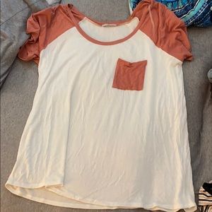 White and pink casual tee